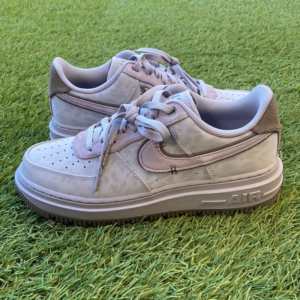 Nike Air Force 1 Luxe
